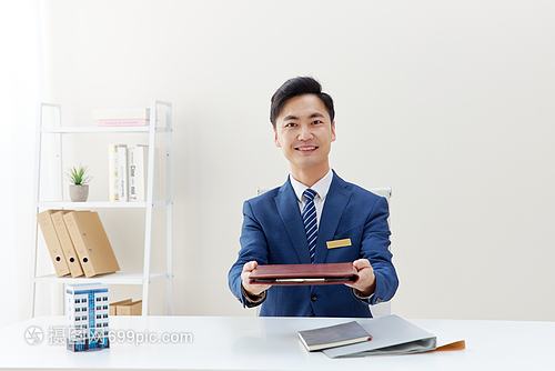 房地產(chǎn)銷售中介遞出合同 商務(wù)服務(wù)的專業(yè)細(xì)節(jié)與重要性